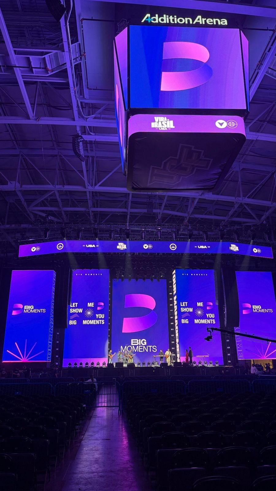 Telões com a marca Big Moments na Addition Financial Arena, em Orlando