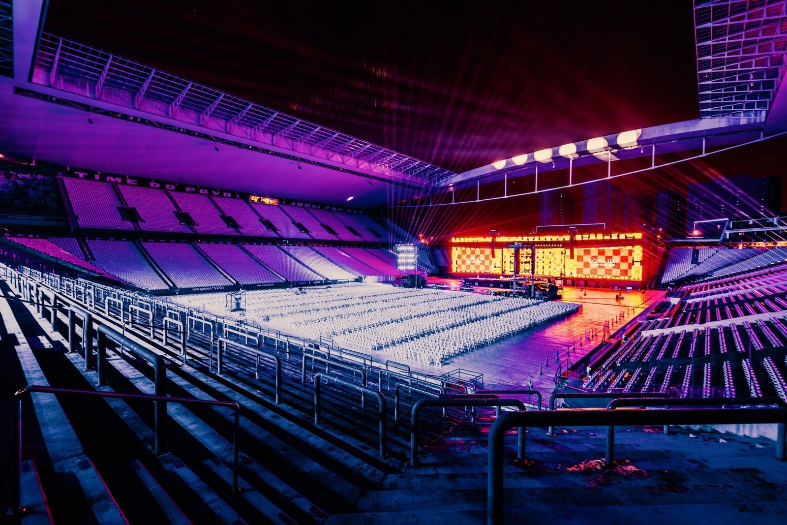 Arena vazia e iluminada antes da abertura dos portões
